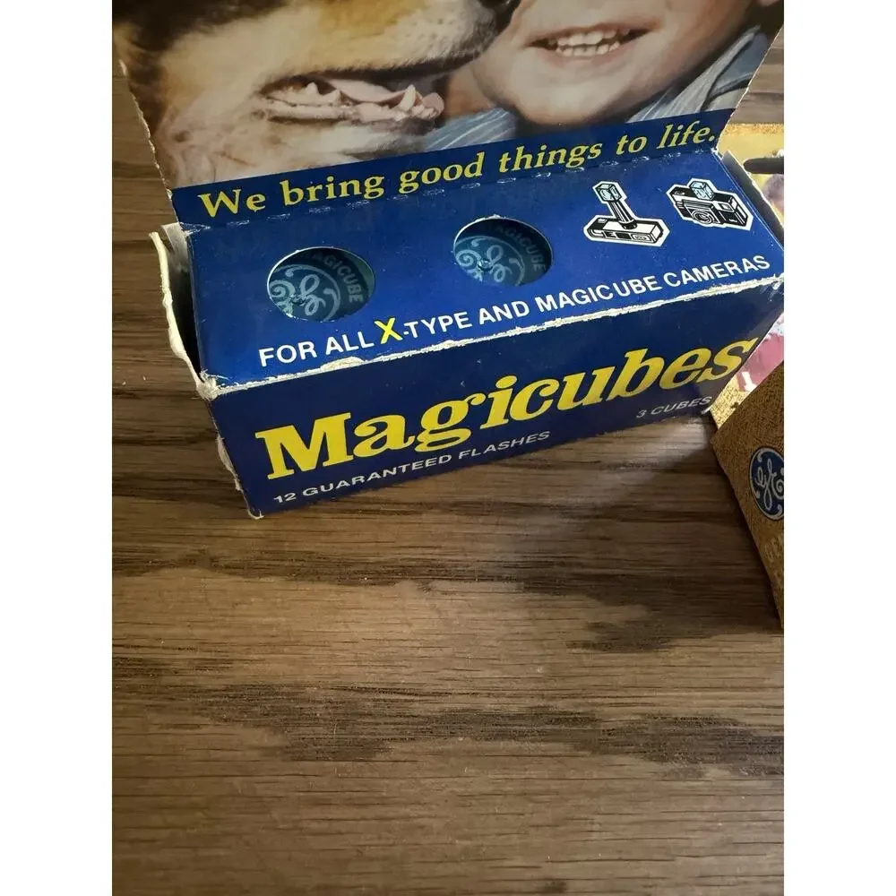 Vintage 1970s GE Magicubes Lof Of 12 Flash Bulbs New/Old Stock In Box